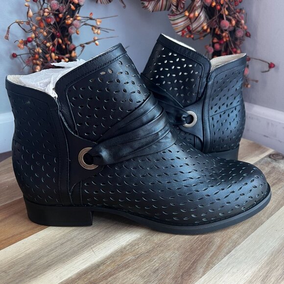 Spenco Footwear Priscilla Womens Perforated Boot Sz 9D in Black Leather - Picture 1 of 14